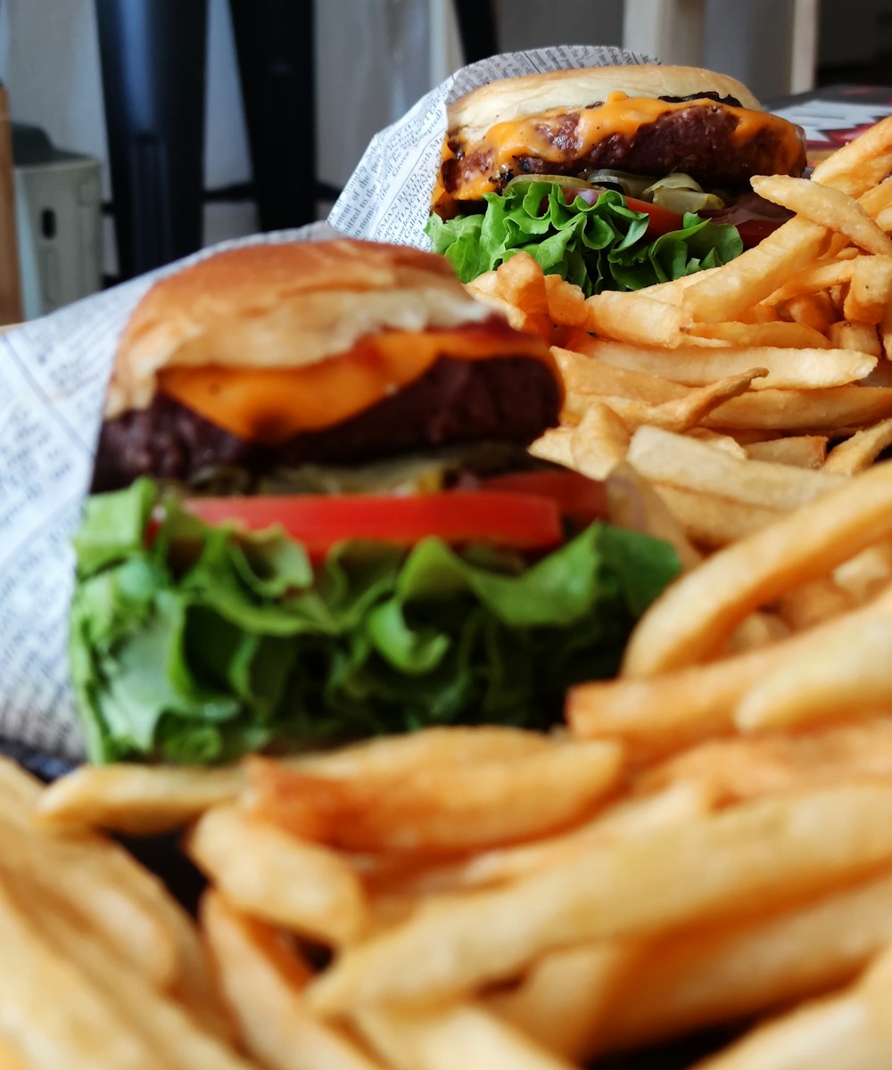 Burger et frites sur papier blanc