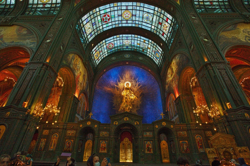 Interior de la catedral azul y marrón