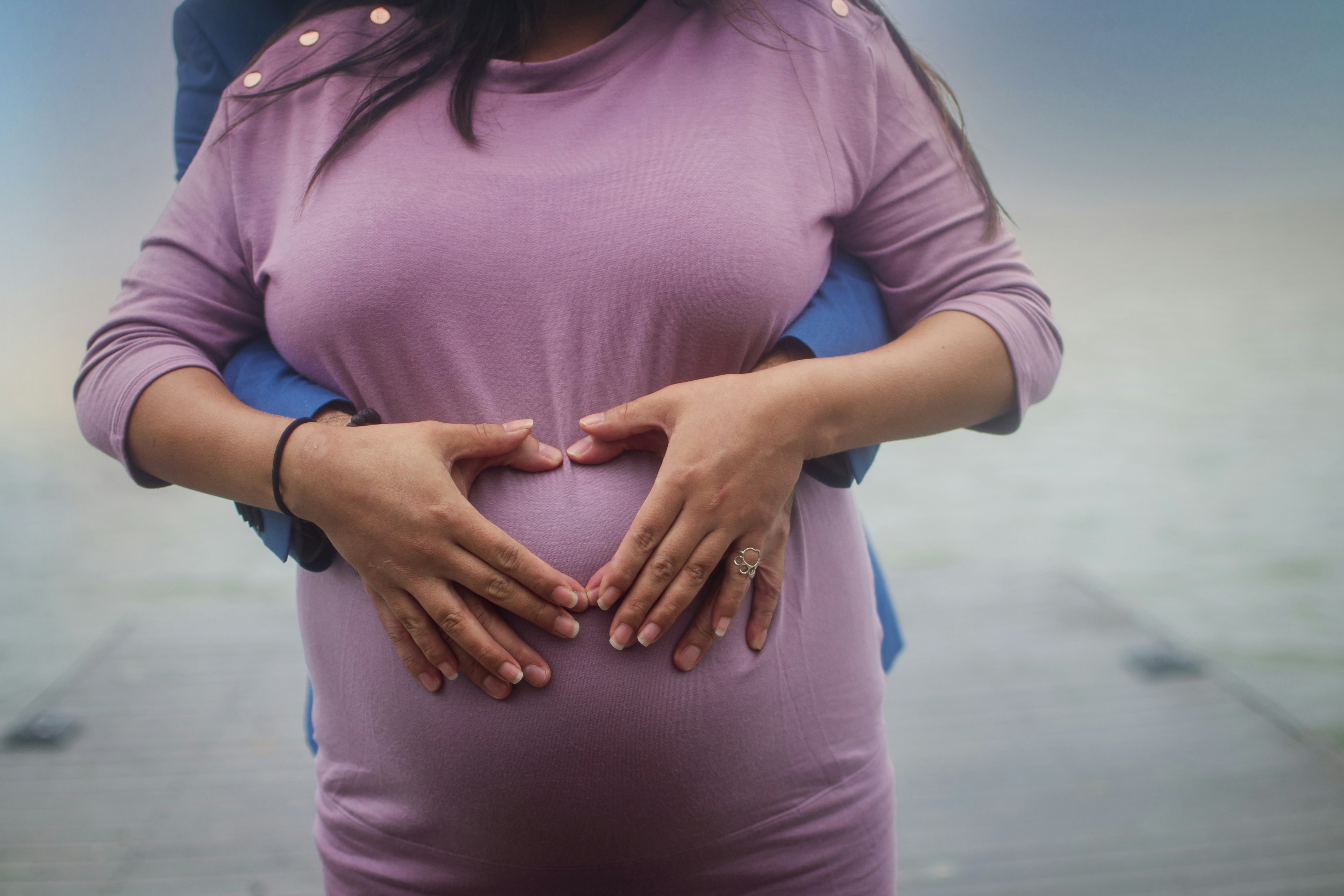 =pregnant woman taking vitamin
, ilustrasi artikel Pentingnya Vitamin Ibu Hamil: Panduan Lengkap Dukung Tumbuh Kembang Janin Optimal 3