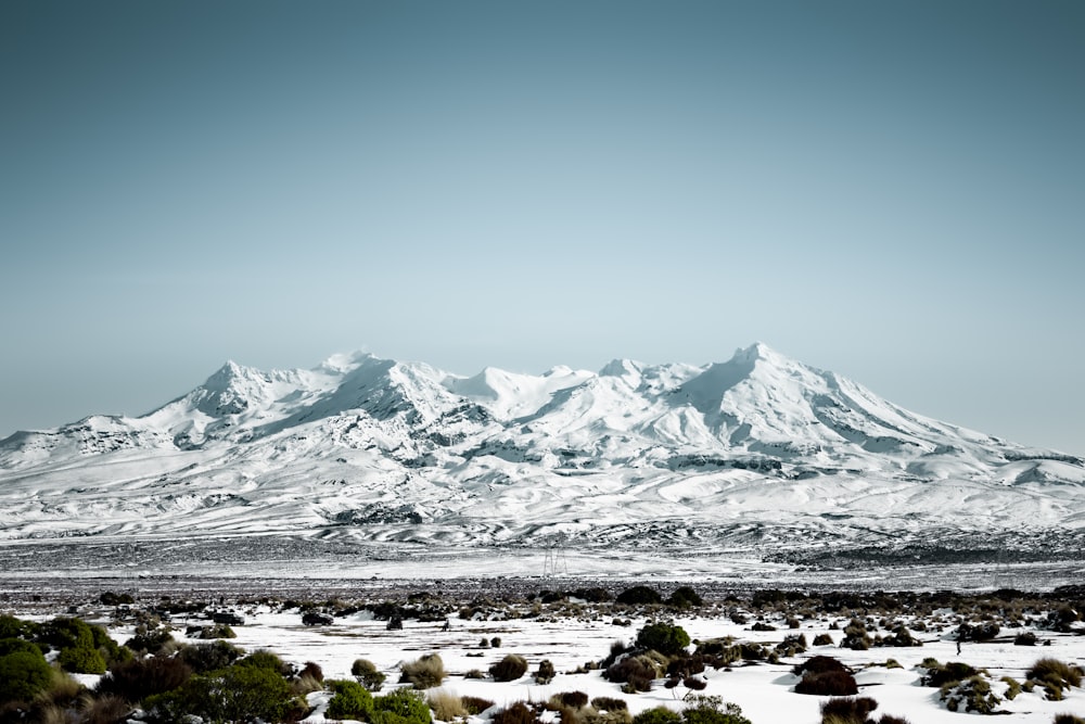 montanha coberta de neve durante o dia