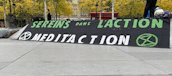Visuel montrant une équipe Ocaz en pleine organisation d'un événement promotionnel dynamique.