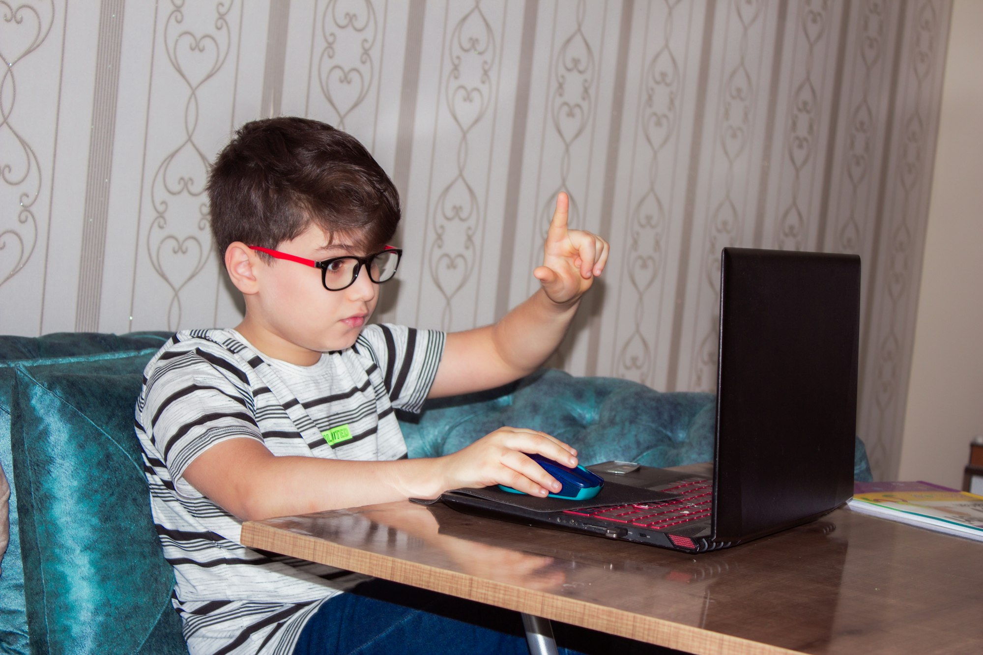 A child receives distance education via the Internet because of Covid 19