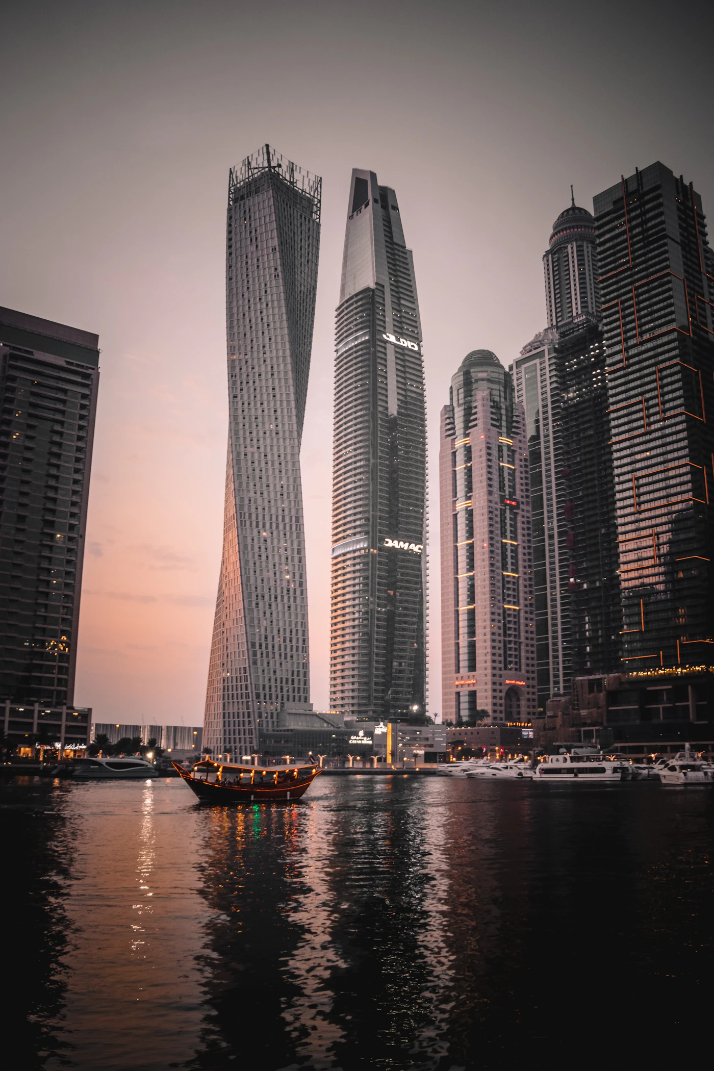 Hochhaus am Wasser der Marina in der Abenddämmerung