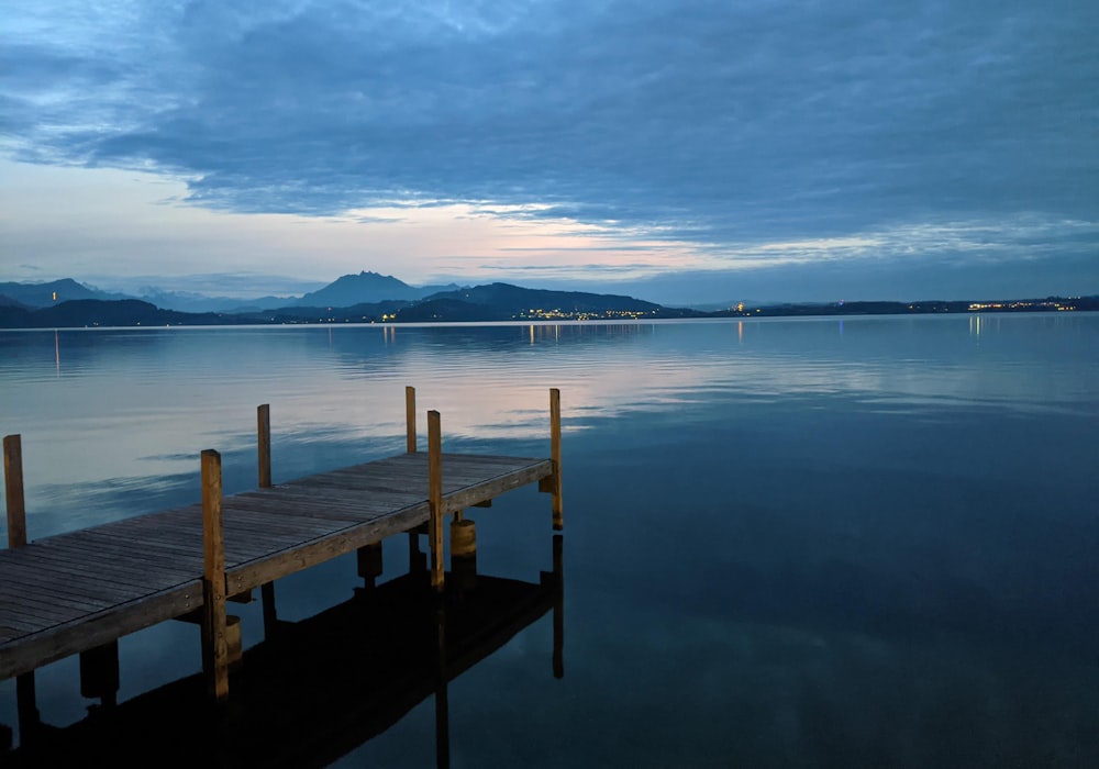 molo di legno marrone sul mare sotto il cielo blu durante il giorno