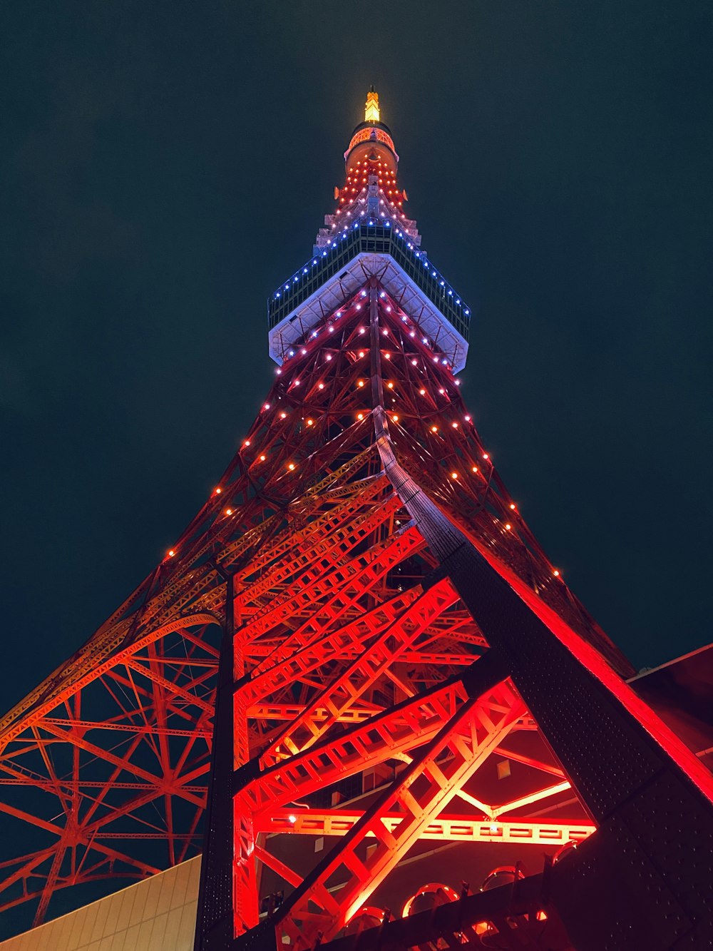 Niederwinkelfotografie des Eiffelturms bei Nacht