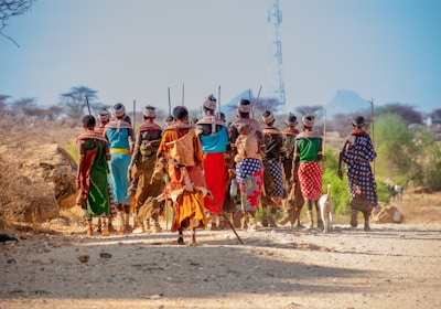 Selbstfahrer Kenia Reise Samburu Gruppe in traditioneller Kleidung