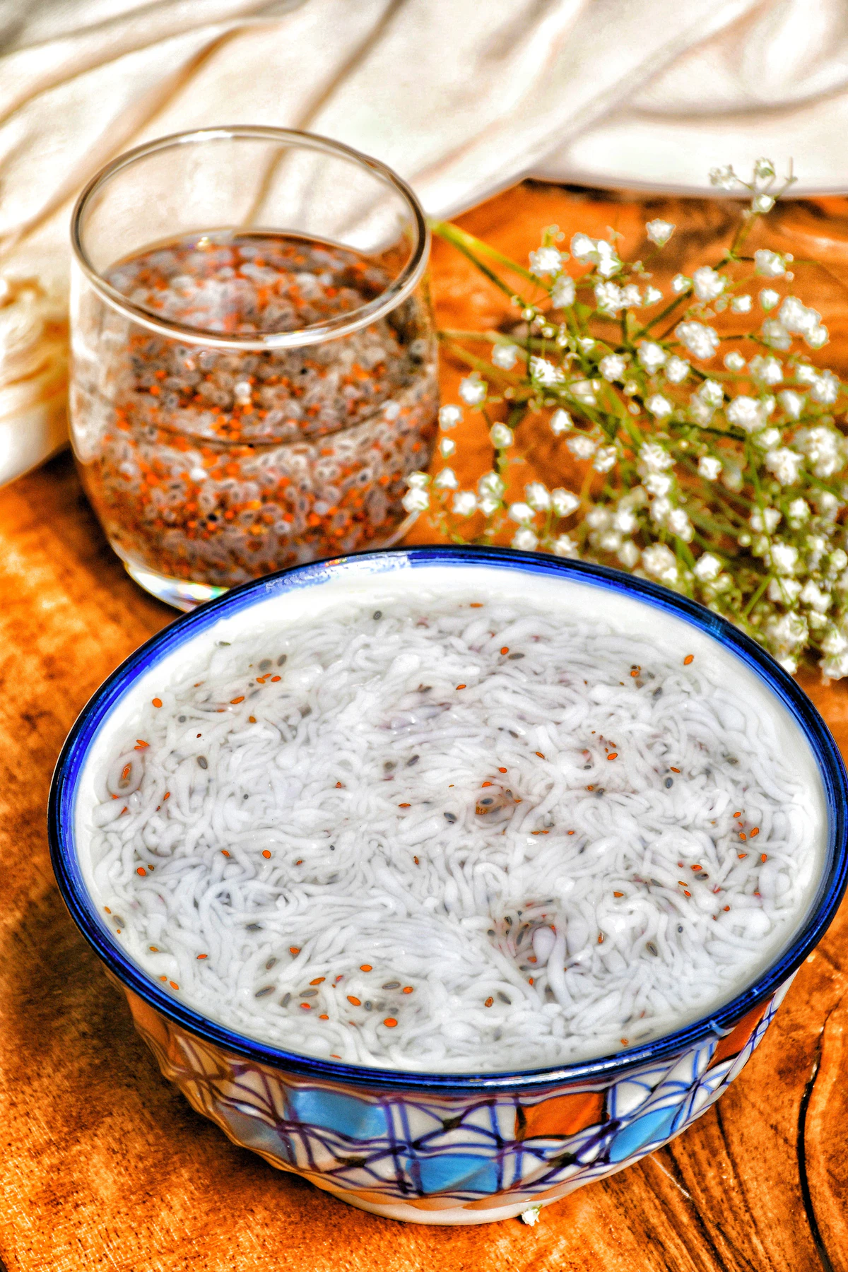 Gạo trắng trong bát gốm xanh trắng - nguyên liệu chính làm sikhye