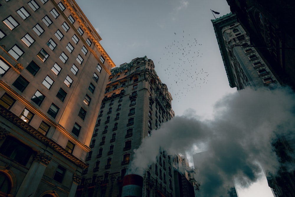 fotografia de baixo ângulo de edifícios altos sob céu nublado