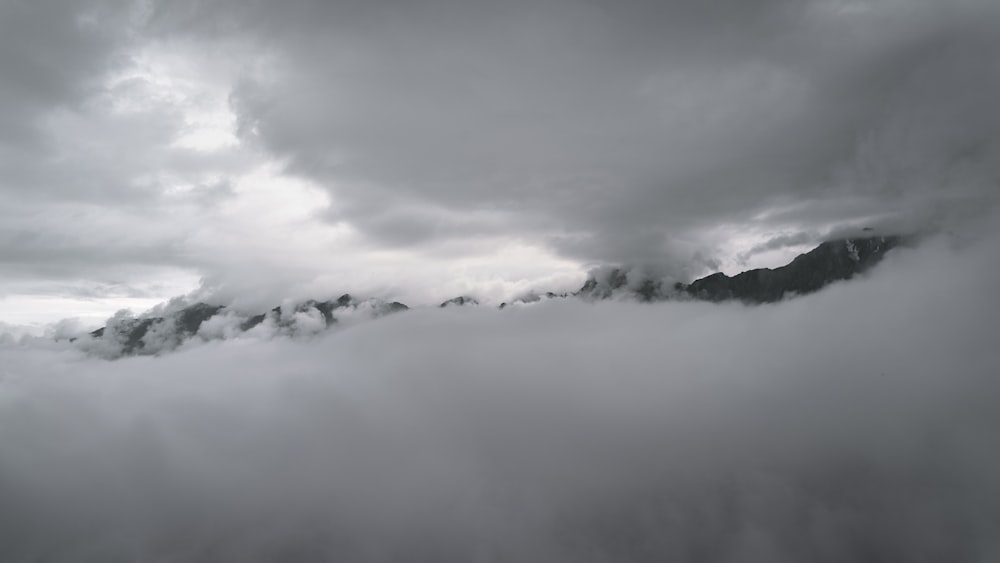 Nuages blancs au-dessus des montagnes pendant la journée