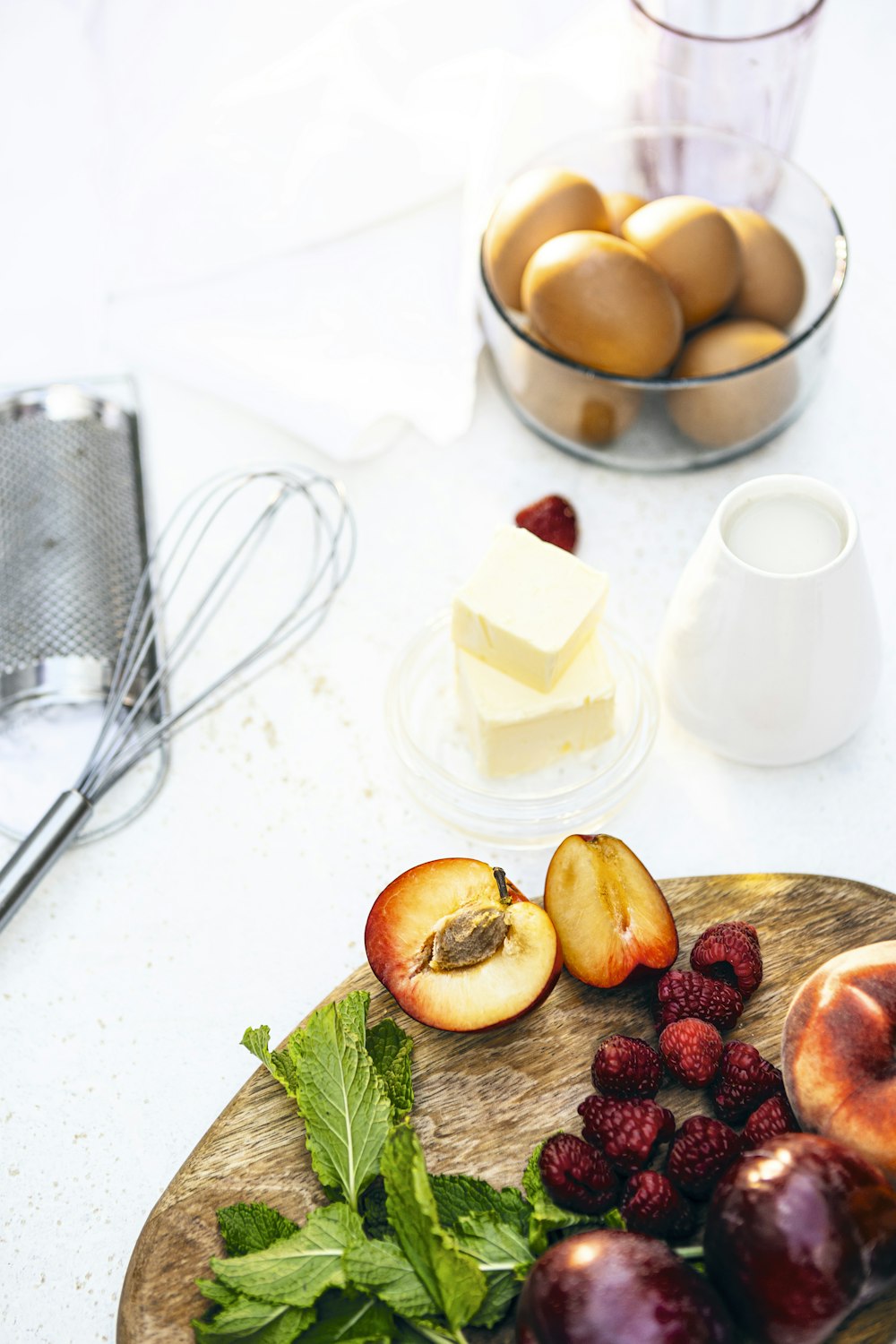 in Scheiben geschnittene Apfelfrüchte auf weißer Keramikplatte neben Edelstahlgabel und Messer