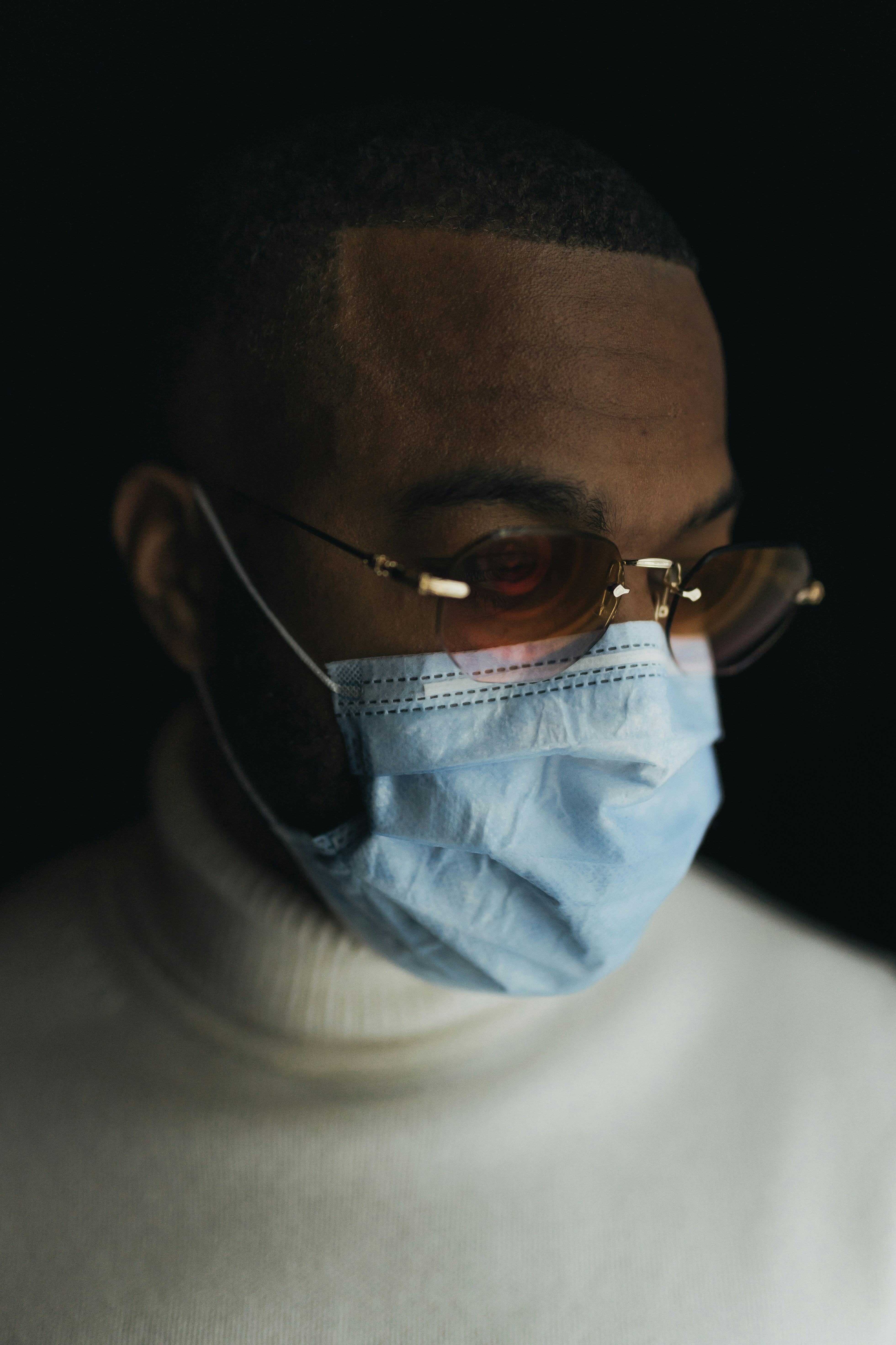 검은색 선글라스를 쓴 흰색 크루넥 셔츠를 입은 남자