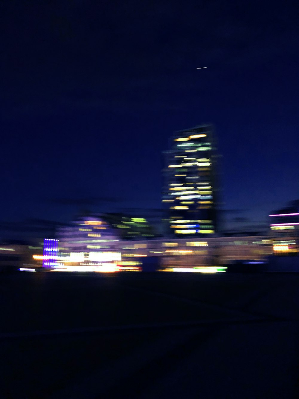 luzes da cidade durante a noite