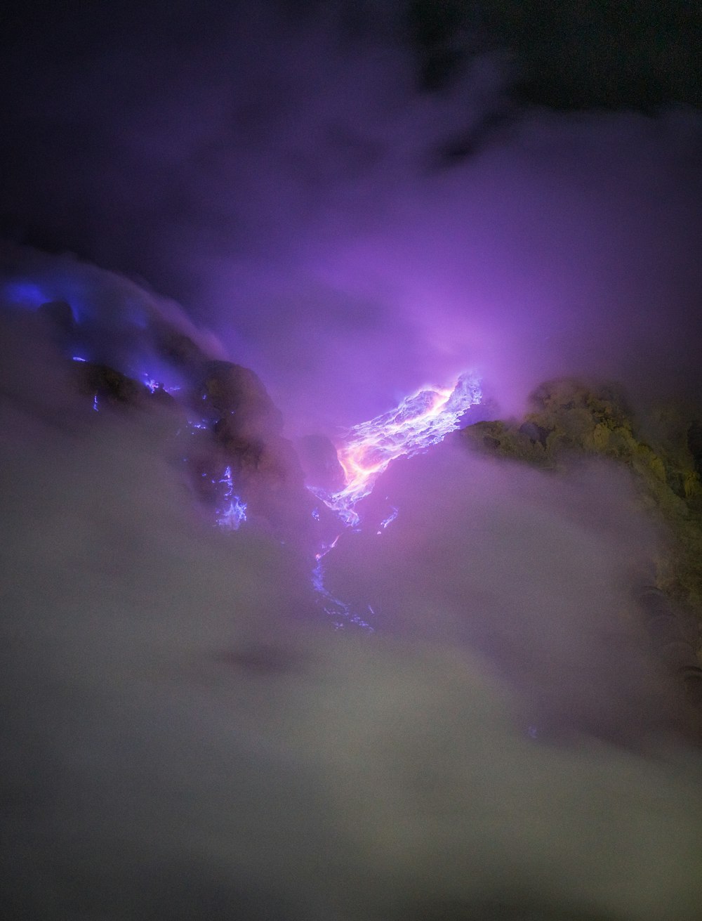 fumo viola e bianco sul cielo