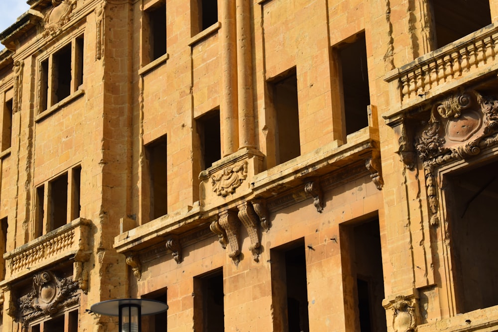 edifício de betão bege durante o dia