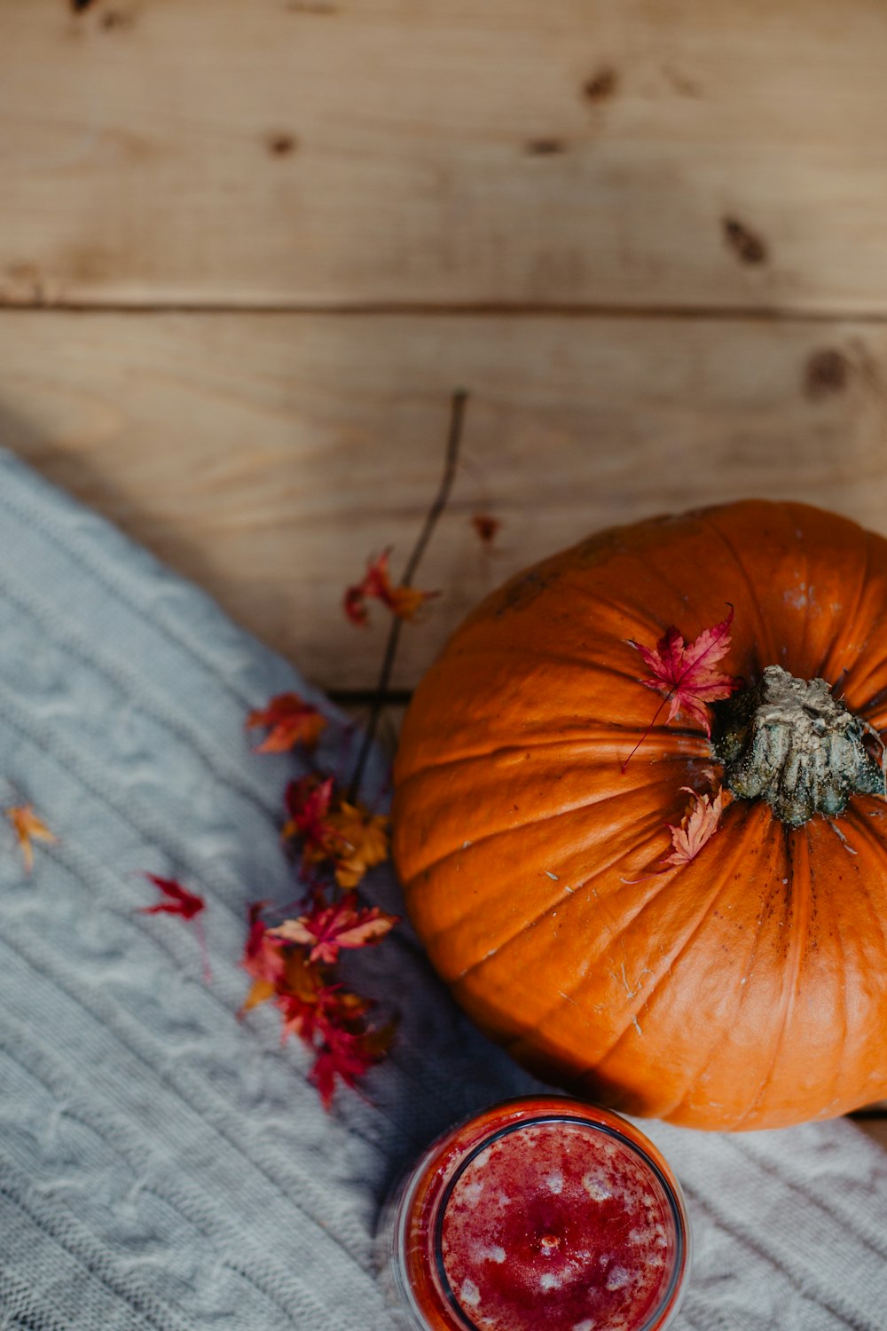 calabaza naranja sobre superficie de madera gris