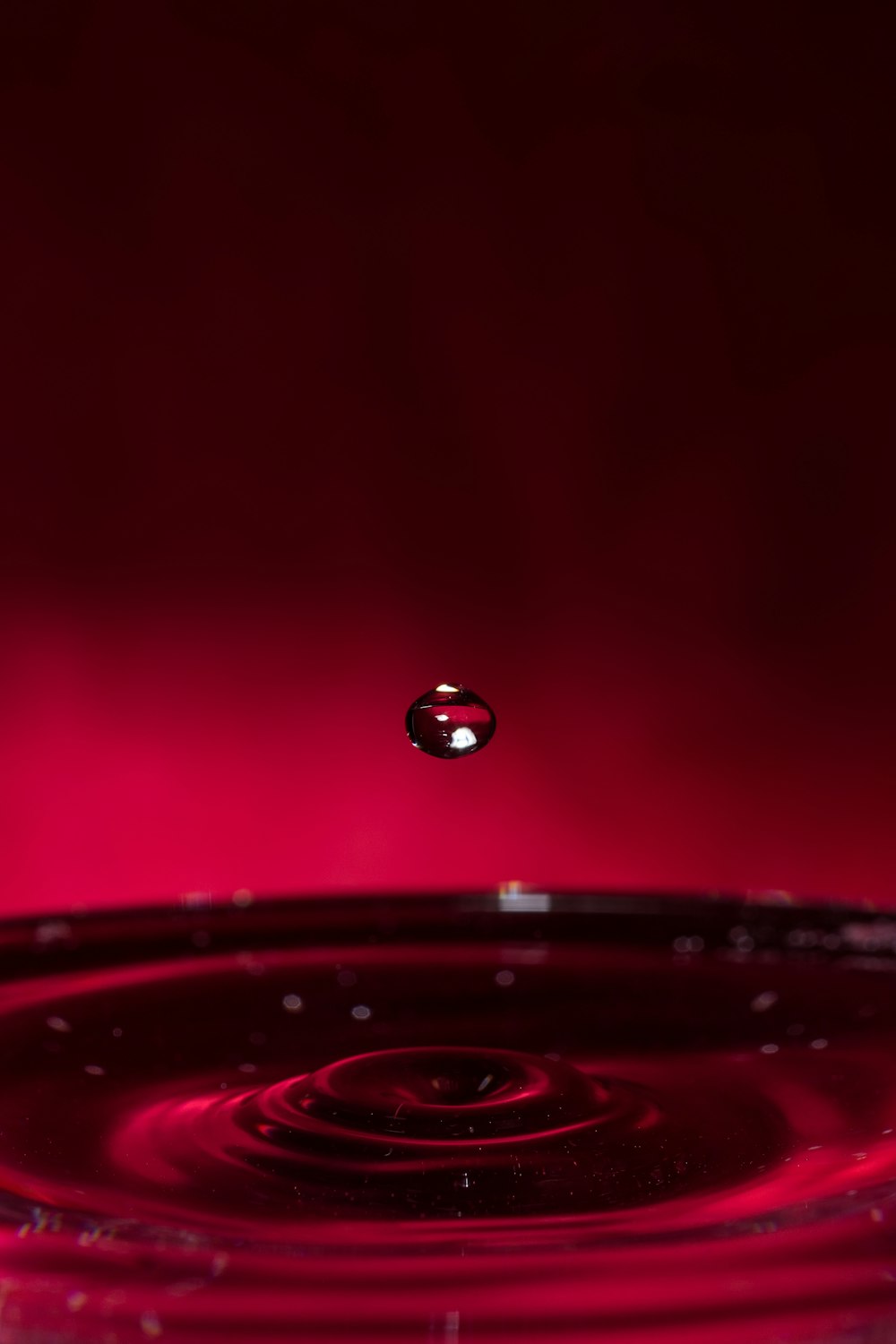 gotículas de água na superfície vermelha
