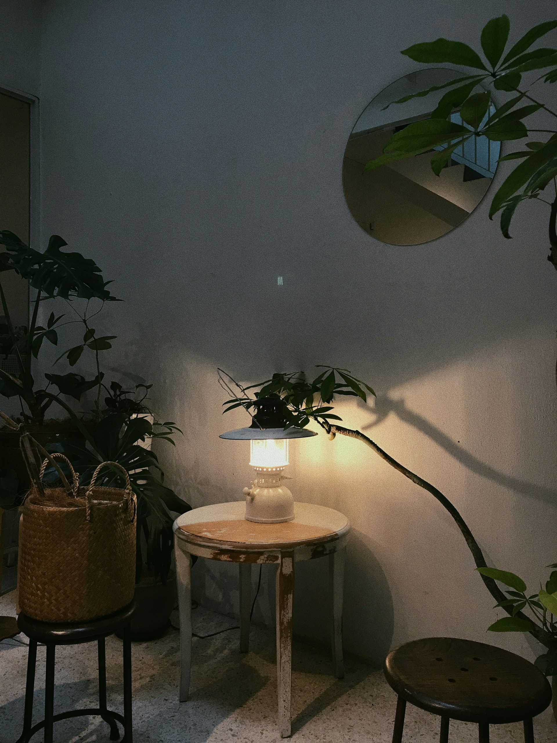 gray computer monitor