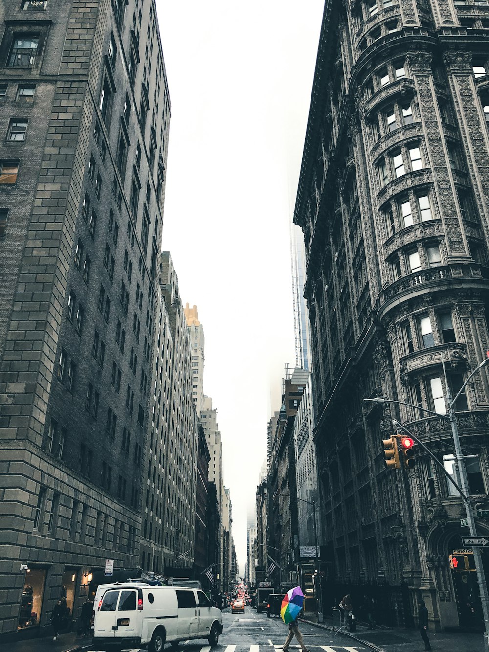 pessoas andando na rua entre arranha-céus durante o dia