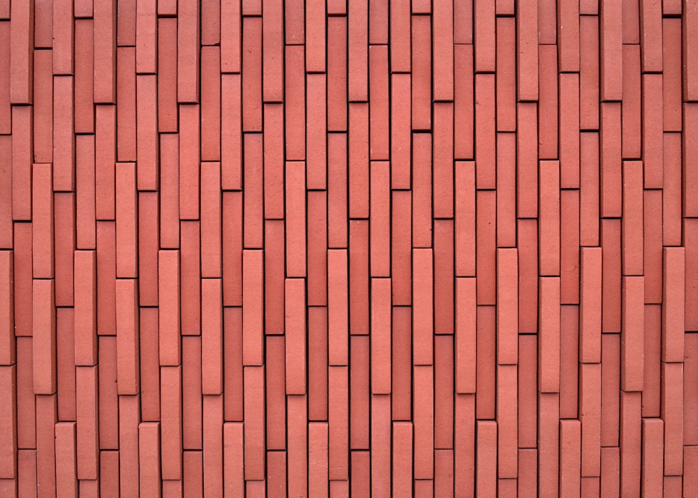 pared de ladrillo marrón durante el día