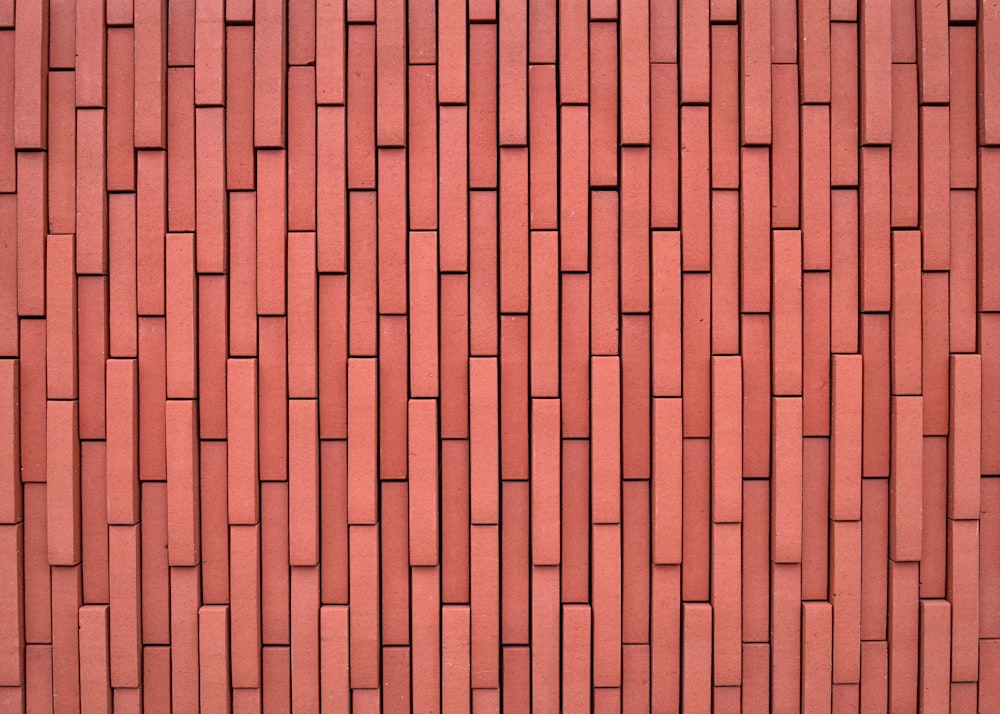 昼間の茶色のレンガの壁