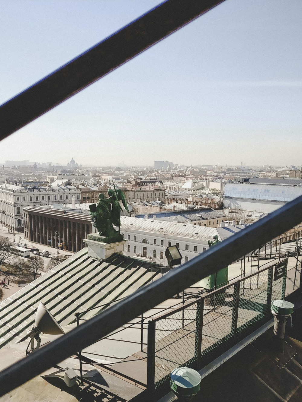 un balcone con vista su una città