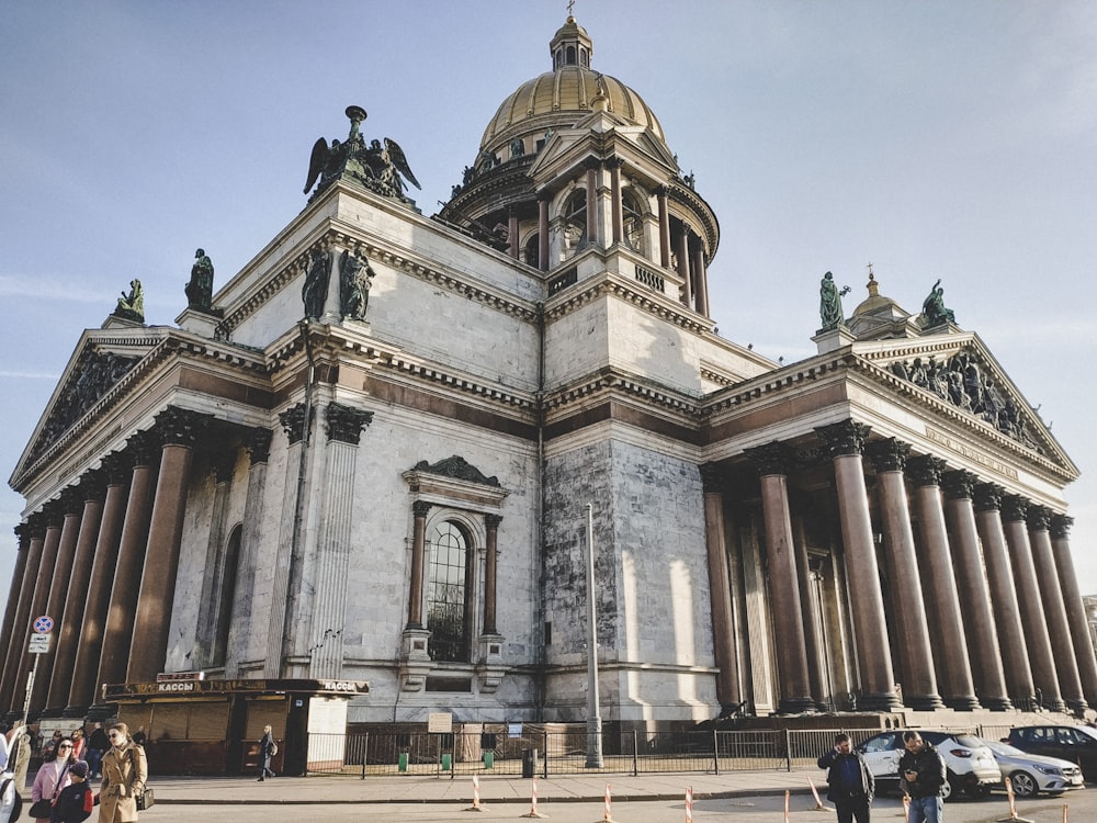 Un gran edificio con columnas y estatuas en la parte superior