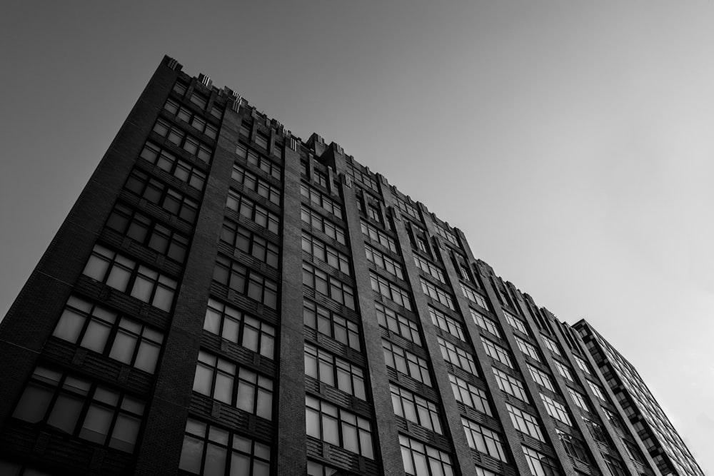 Foto en escala de grises de un edificio de hormigón