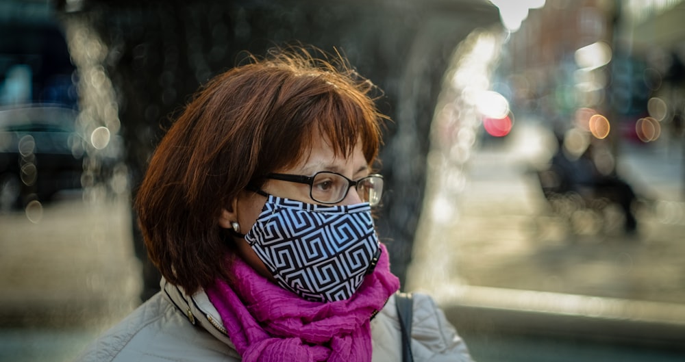donna in occhiali con cornice nera e giacca bianca foto – Uk Immagine  gratuita su Unsplash