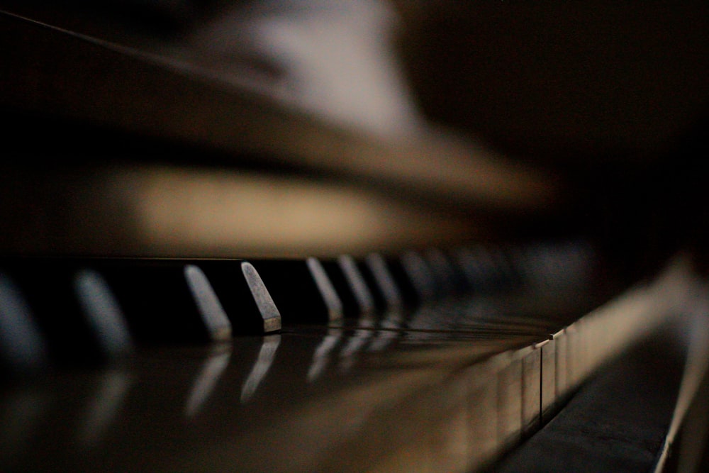 touches de piano noir et blanc