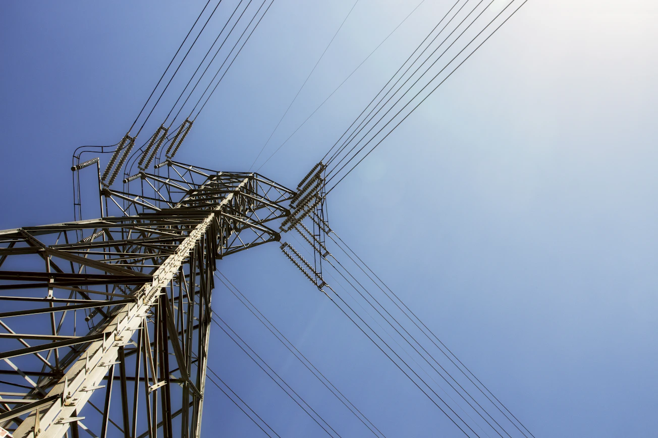 Postes eléctricos bajo un cielo azul durante el día