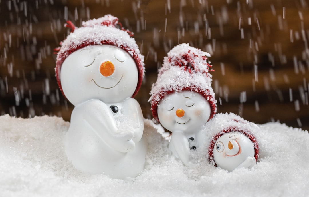 snowman with red and white hat, kleine glückliche und schüchterne Schneemänner<p></figure>
