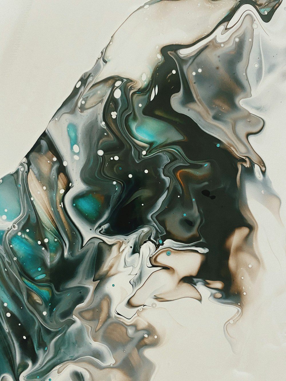 pintura abstracta negra, blanca y azul
