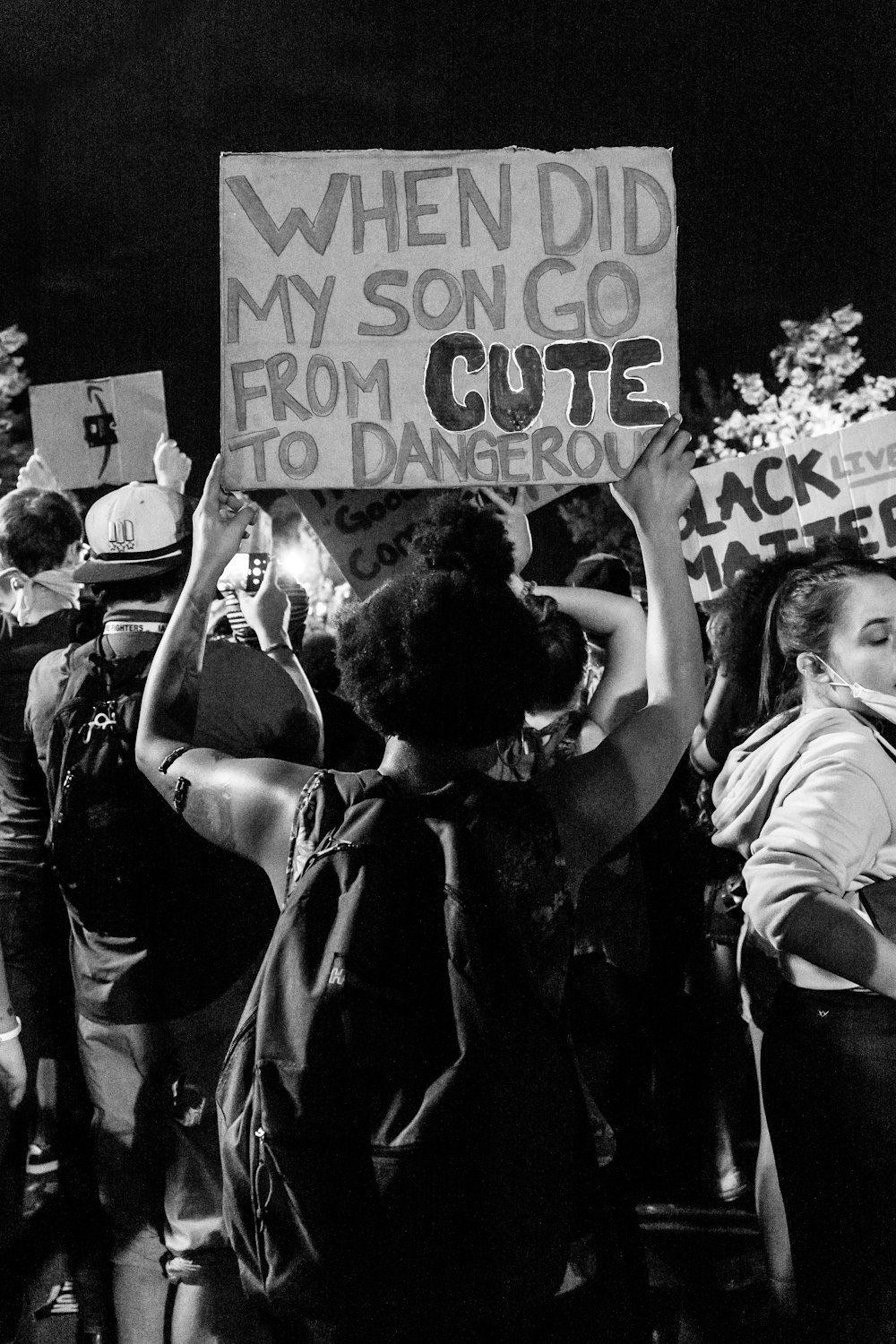 Foto en escala de grises de personas sosteniendo carteles de Love You