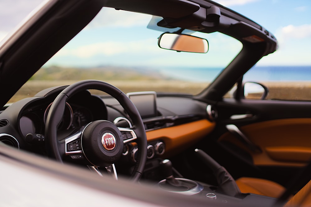 Intérieur de voiture noir et orange