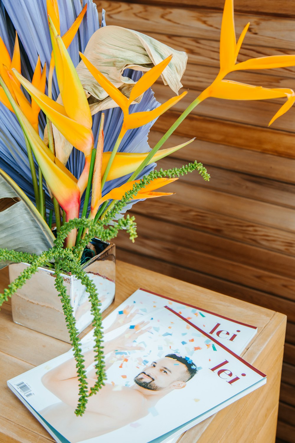 gelbe und grüne Pflanze auf braunem Holztisch