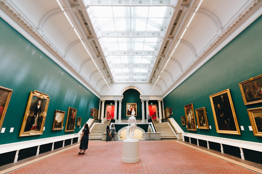 personnes assises sur une chaise à l’intérieur du bâtiment