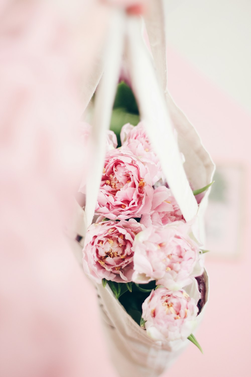 pink and white roses bouquet