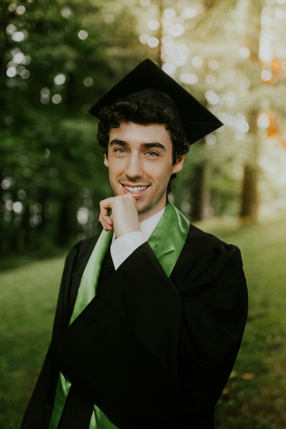 hombre con toga académica negra