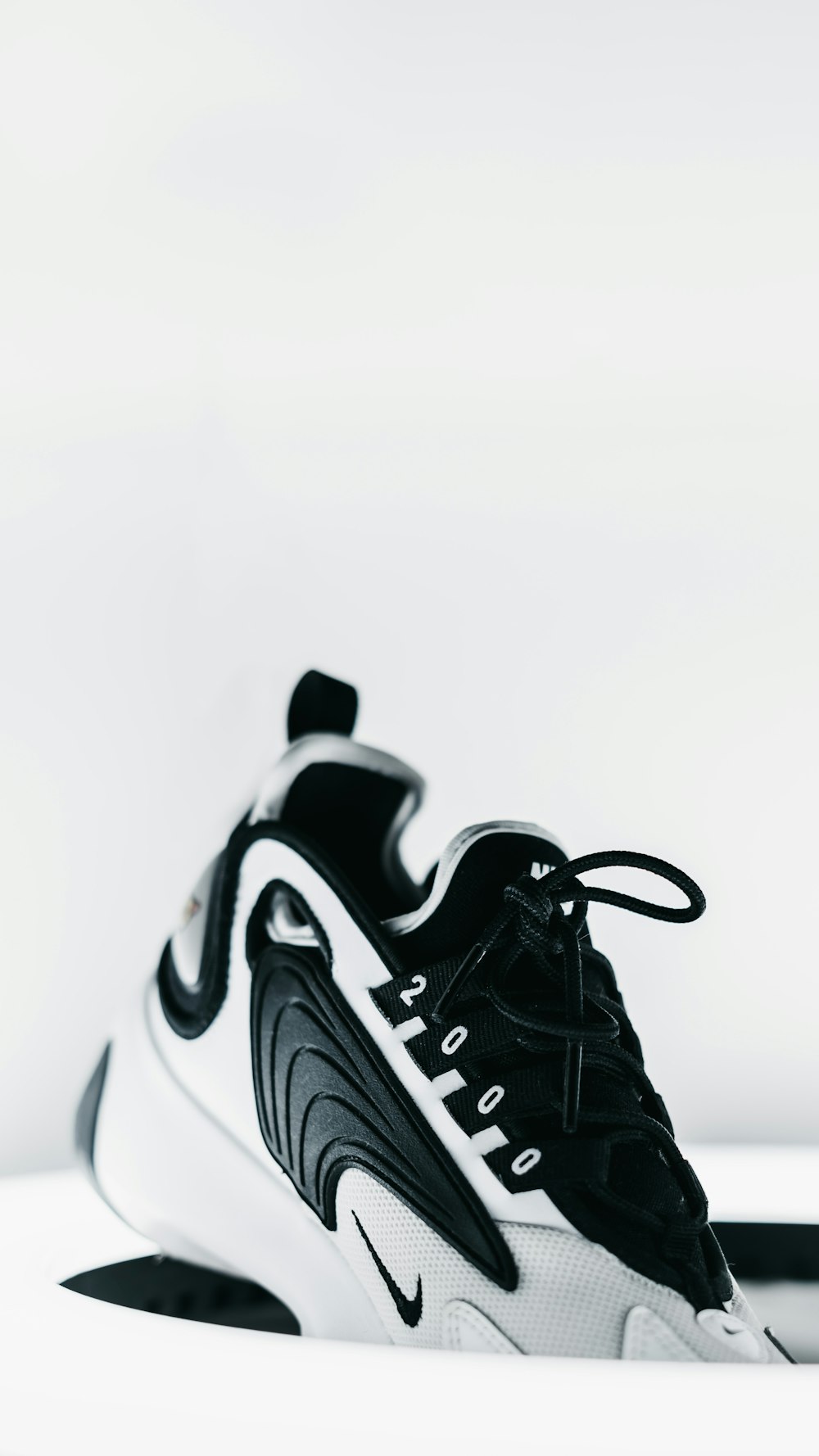 Foto de zapatillas deportivas nike blancas y negras – Imagen gratuita Moda  en Unsplash