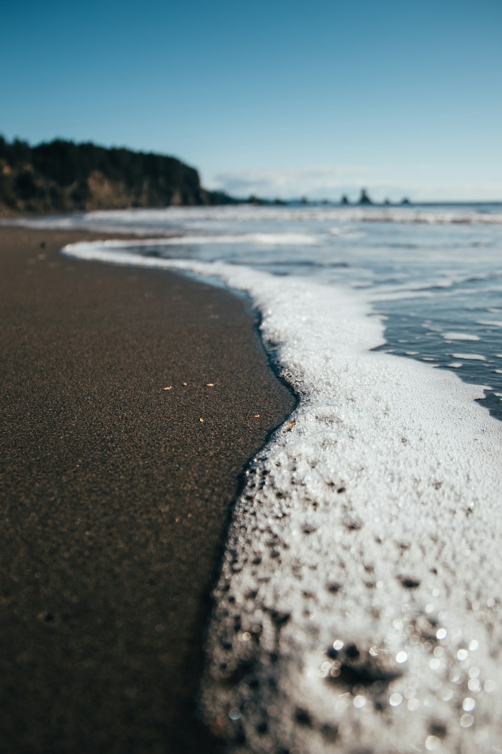 sea waves crashing on shore during daytime