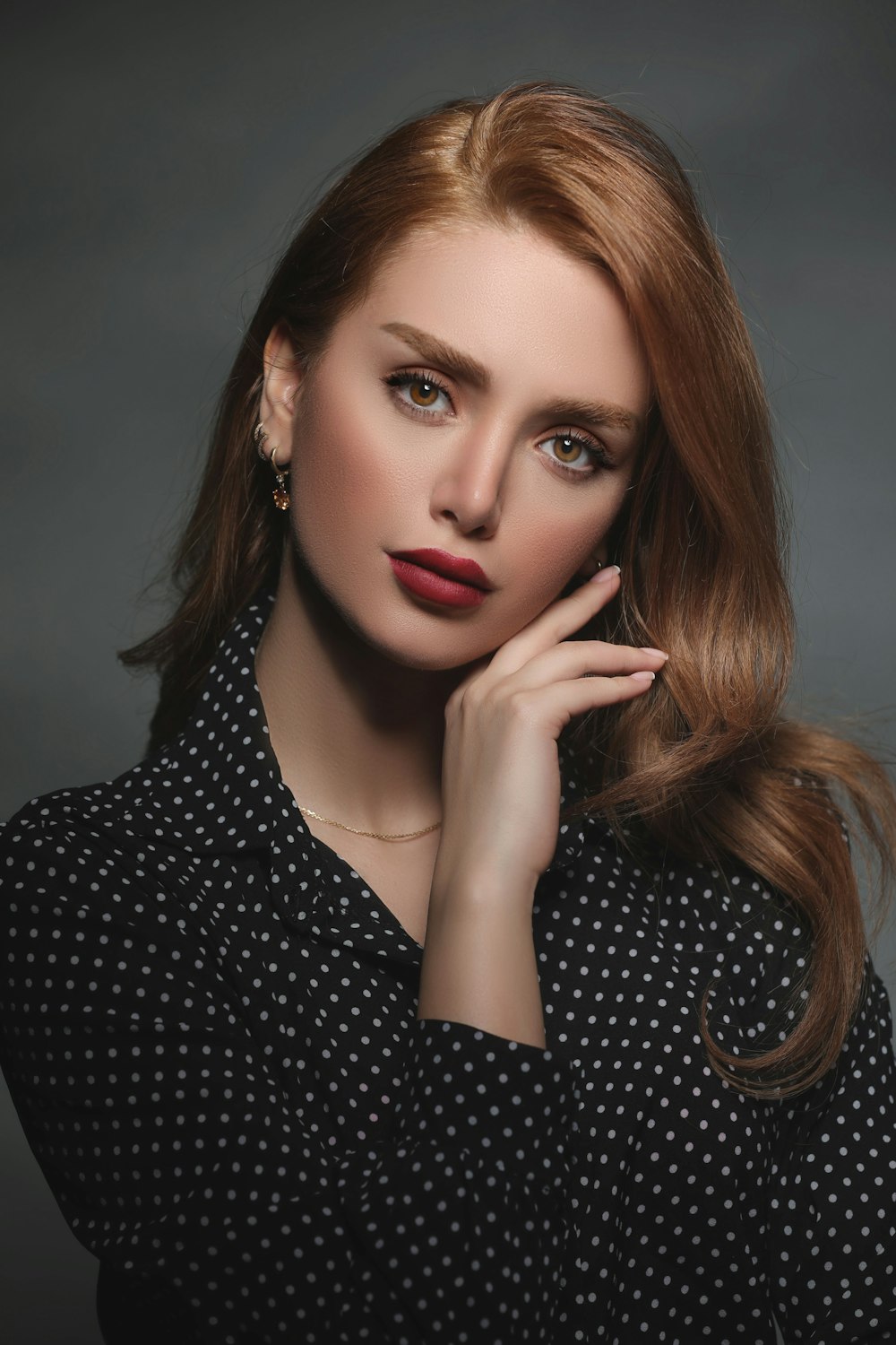 femme en chemise à pois noir et blanc