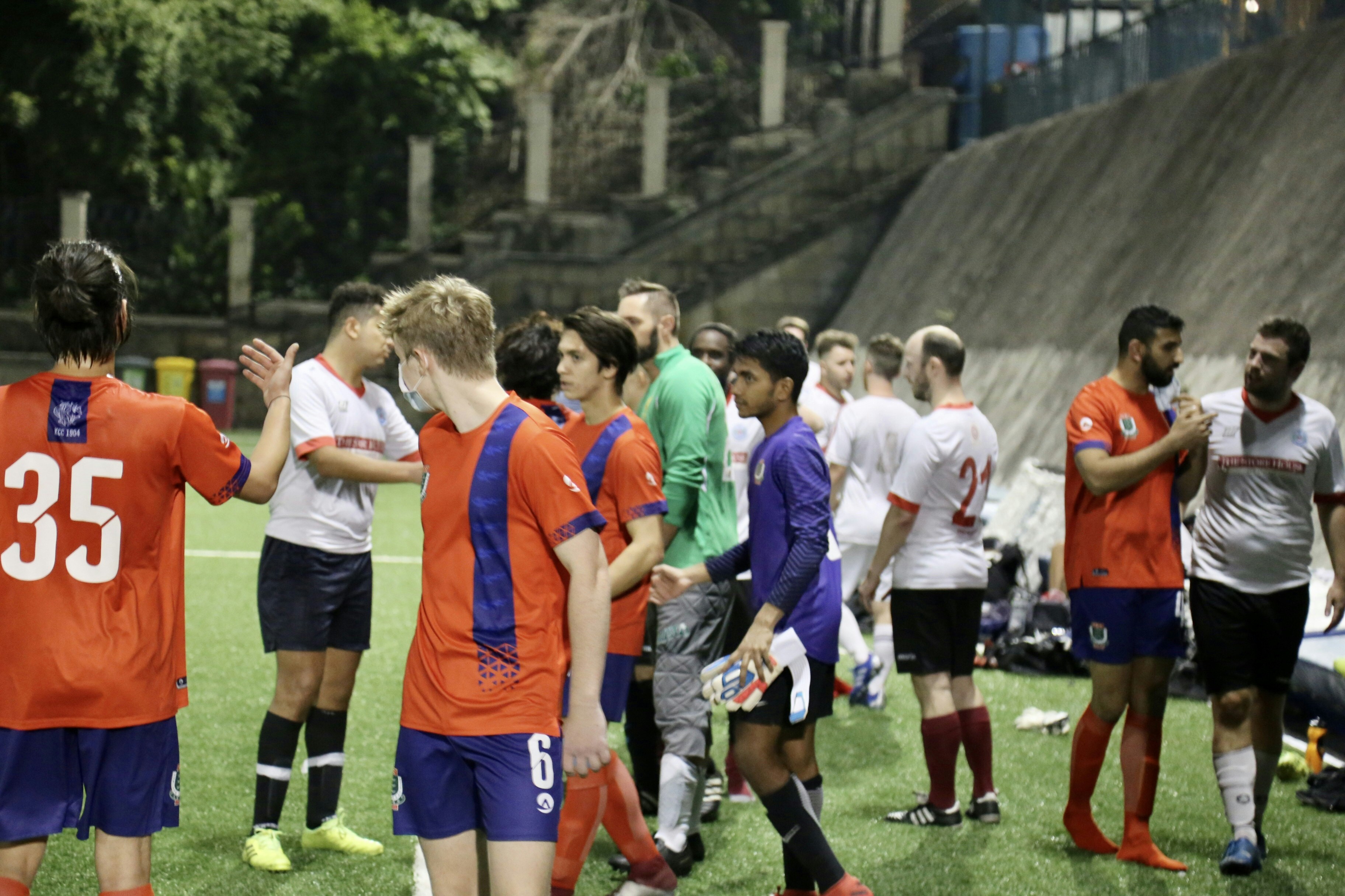 Cuerpo médico atendiendo a un jugador lesionado al borde del campo