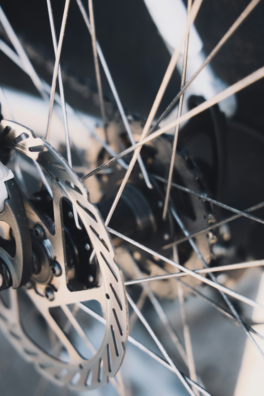 roue de vélo noire et argentée