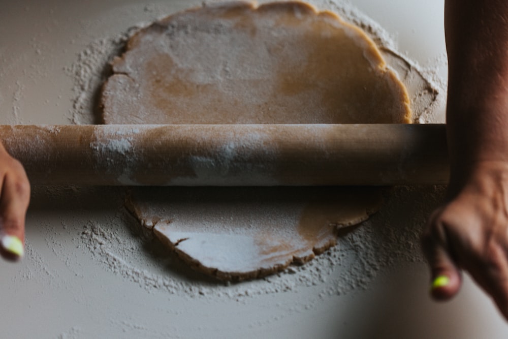 palo de madera marrón sobre plato de cerámica blanca