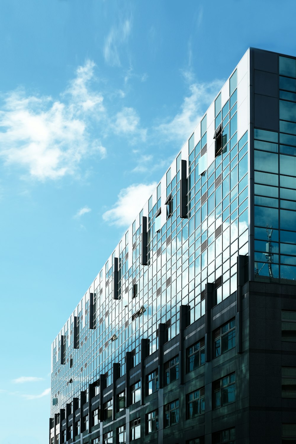 Weißes Betongebäude unter blauem Himmel tagsüber