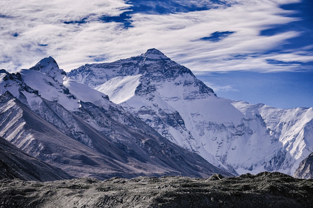 Tagsüber schneebedeckte Berge unter blauem Himmel