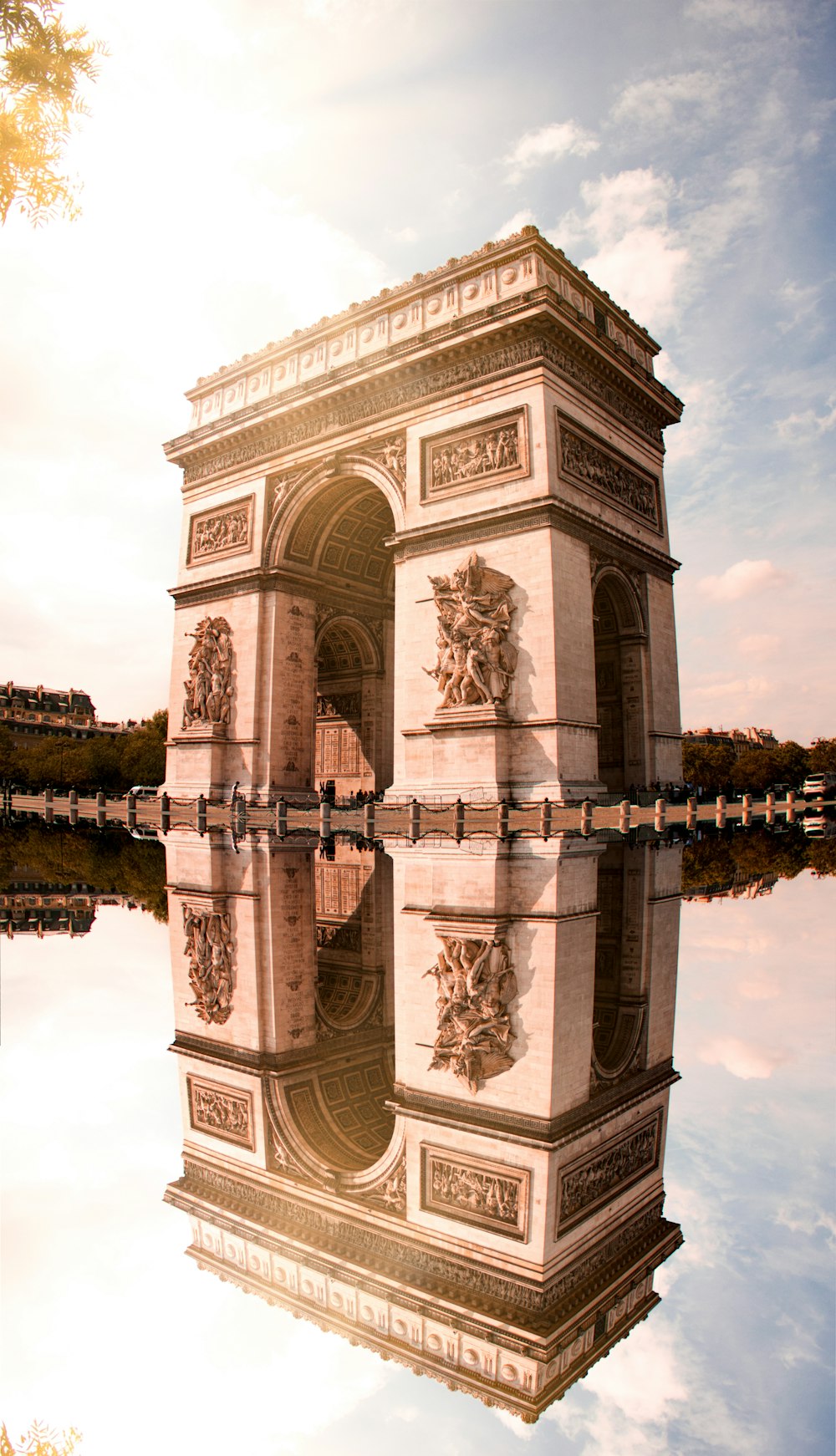 arco di cemento bianco vicino allo specchio d'acqua durante il giorno