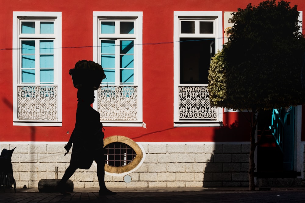 Statua del cane nero vicino all'edificio rosso durante il giorno