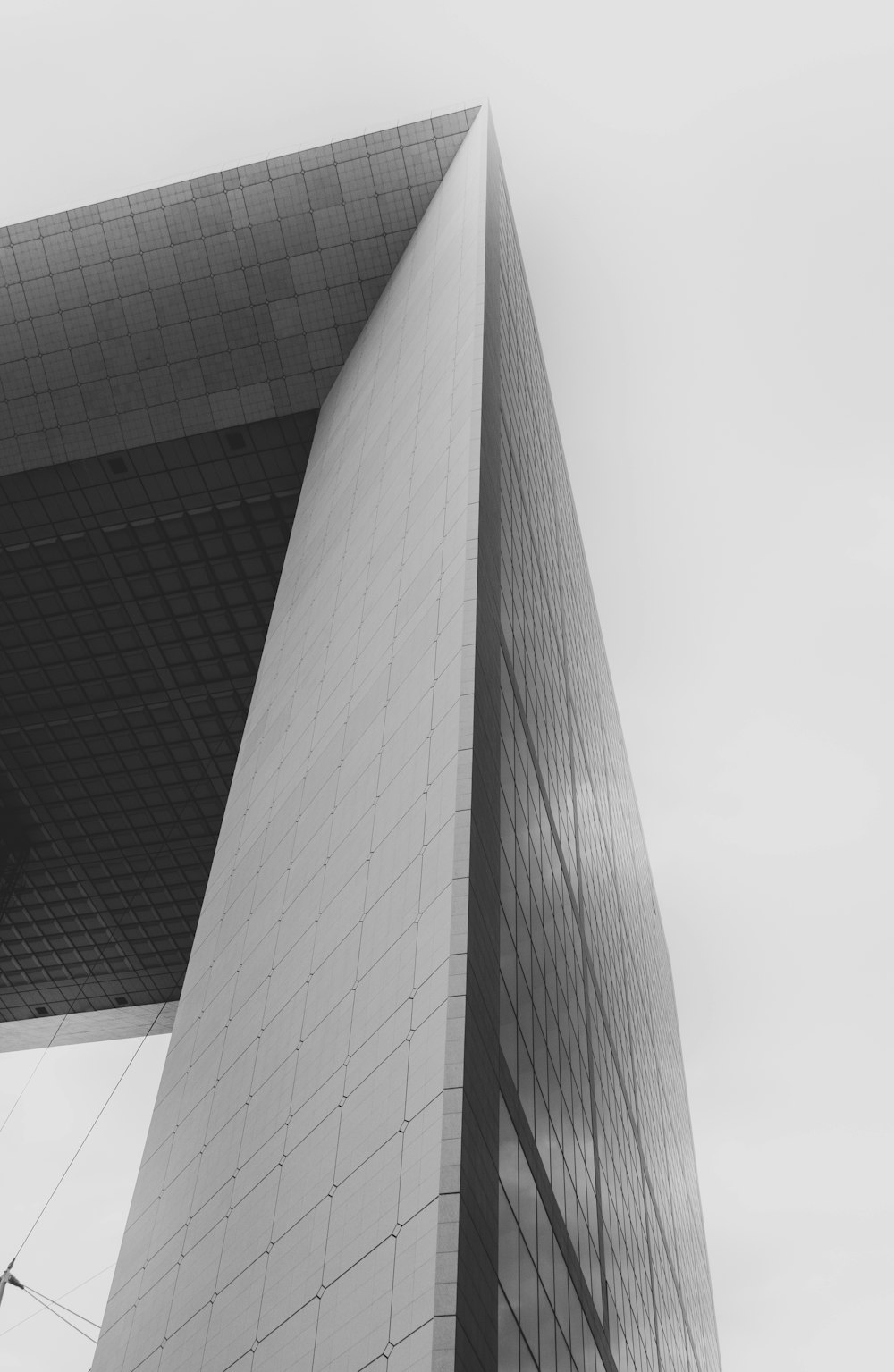 foto em tons de cinza do edifício do arranha-céus
