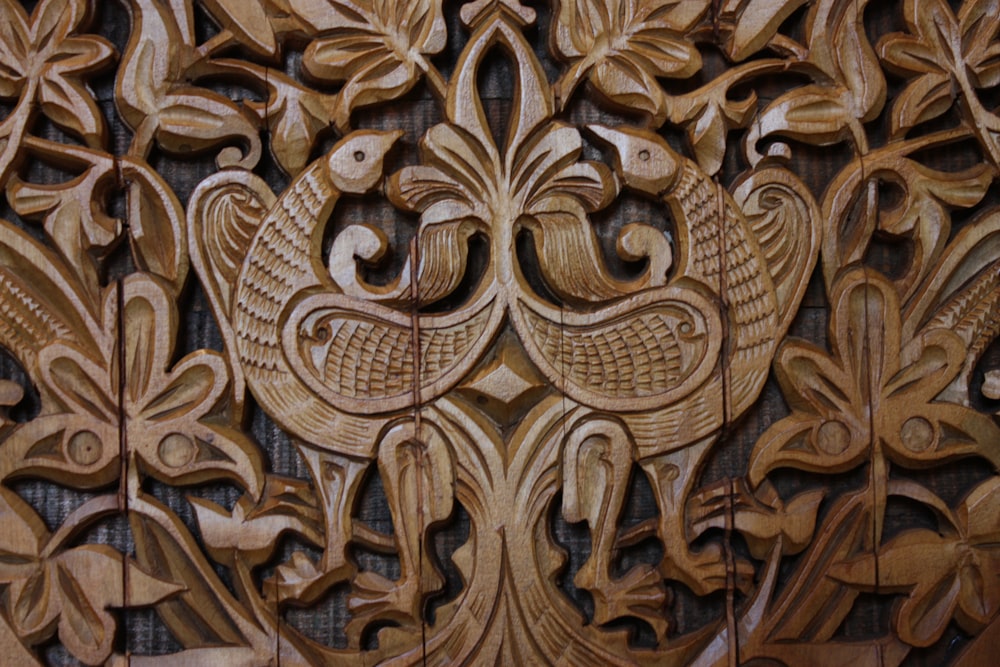 decoração de parede tribal esculpida em madeira marrom
